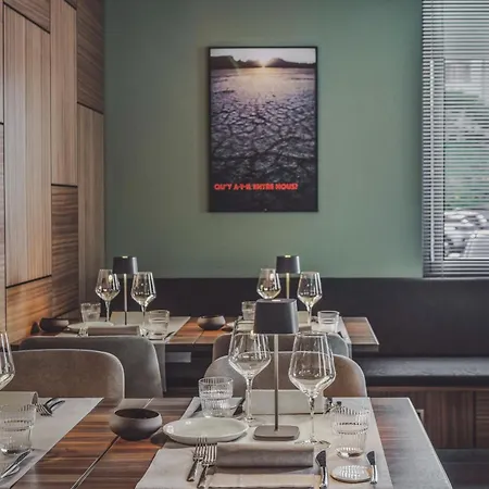 3 Vie Restaurant & *